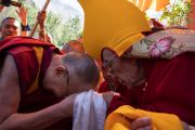 Ганден Трисур Ризонг Ринпоче приветствует Его Святейшество Далай-ламу в монастыре Самстанлинг. 14 июля 2018 г. Фото: Тензин Чойджор (Офис ЕСДЛ).
