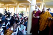 Его Святейшество Далай-лама приветствует собравшихся по прибытии в главный тибетский храм Дхарамсалы. Штат Химачал-Прадеш, Индия. 18 декабря 2022 г. Фото: дост. Тензин Джампхел (офис ЕСДЛ).