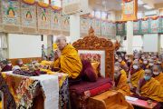 Его Святейшество Далай-лама возглавляет молебен, организованный по случаю Дня Ламы Цонкапы (годовщины со дня ухода Ламы Цонкапы в паринирвану, тиб. Ганден Нгамчо). Дхарамсала, штат Химачал-Прадеш, Индия. 18 декабря 2022 г. Фото: дост. Тензин Джампхел (офис ЕСДЛ).