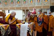 Монахи-помощники держат традиционные подношения во время молебна, организованного в главном тибетском храме по случаю Дня Ламы Цонкапы. Дхарамсала, штат Химачал-Прадеш, Индия. 18 декабря 2022 г. Фото: дост. Тензин Джампхел (офис ЕСДЛ).