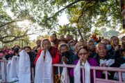 Верующие наблюдают, как Его Святейшество Далай-лама прибывает к ступе Махабодхи. Бодхгая, штат Бихар, Индия. 23 декабря 2022 г. Фото: Тензин Чойджор (офис ЕСДЛ).