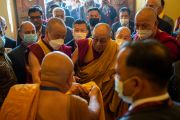 Старшие монахи приветствуют Его Святейшество Далай-ламу, когда он входит в ступу Махабодхи. Бодхгая, штат Бихар, Индия. 23 декабря 2022 г. Фото: Тензин Чойджор (офис ЕСДЛ).