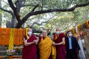 Его Святейшество Далай-лама идет по территории ступы Махабодхи. Бодхгая, штат Бихар, Индия. 23 декабря 2022 г. Фото: Тензин Чойджор (офис ЕСДЛ).