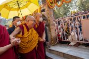 Его Святейшество Далай-лама приветствует людей, собравшихся во время его паломничества к ступе Махабодхи. Бодхгая, штат Бихар, Индия. 23 декабря 2022 г. Фото: Тензин Чойджор (офис ЕСДЛ).
