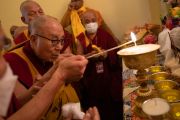 Его Святейшество Далай-лама зажигает масляную лампу в ступе Махабодхи. Бодхгая, штат Бихар, Индия. 23 декабря 2022 г. Фото: Тензин Чойджор (офис ЕСДЛ).