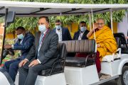 Его Святейшество Далай-лама машет рукой людям, которые стоят вдоль дороги, ведущей к ступе Махабодхи. Бодхгая, штат Бихар, Индия. 23 декабря 2022 г. Фото: Тензин Чойджор (офис ЕСДЛ).