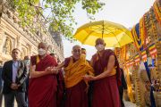 Его Святейшество Далай-лама продолжает паломничество, совершая обход вокруг ступы Махабодхи. Бодхгая, штат Бихар, Индия. 23 декабря 2022 г. Фото: Тензин Чойджор (офис ЕСДЛ).