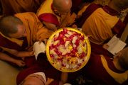 Монах-помощник держит чашу с цветочными лепестками, которые будут подносить во время молебна под руководством Его Святейшества Далай-ламы в ступе Махабодхи. Бодхгая, штат Бихар, Индия. 23 декабря 2022 г. Фото: Тензин Чойджор (офис ЕСДЛ).