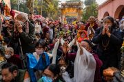 Люди, собравшиеся у ступы Махабодхи, почтительно приветствуют Его Святейшество Далай-ламу. Бодхгая, штат Бихар, Индия. 23 декабря 2022 г. Фото: Тензин Чойджор (офис ЕСДЛ).