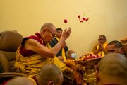 Его Святейшество Далай-лама подбрасывает в воздух лепестки цветов во время молебна в ступе Махабодхи. Бодхгая, штат Бихар, Индия. 23 декабря 2022 г. Фото: Тензин Чойджор (офис ЕСДЛ).