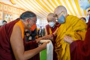 Сакья Гонгма Ринпоче преподносит Его Святейшеству Далай-ламе, прибывшему на площадку Калачакры в начале первого дня учений, традиционный белый хадак. Бодхгая, штат Бихар, Индия. 29 декабря 2022 г. Фото: Тензин Чойджор (офис ЕСДЛ).