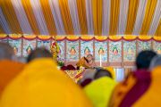 Его Святейшество Далай-лама участвует в молебне в начале первого дня учений на площадке Калачакры. Бодхгая, штат Бихар, Индия. 29 декабря 2022 г. Фото: Тензин Чойджор (офис ЕСДЛ).