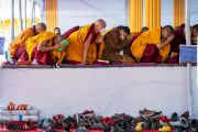 Монахи, сидящие на сцене, принимают обеты бодхисаттвы от Его Святейшества Далай-ламы. Бодхгая, штат Бихар, Индия. 29 декабря 2022 г. Фото: Тензин Чойджор (офис ЕСДЛ).