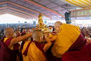 В начале первого дня учений на площадке Калачакры Его Святейшество Далай-лама принимает традиционные подношения. Бодхгая, штат Бихар, Индия. 29 декабря 2022 г. Фото: Тензин Чойджор (офис ЕСДЛ).