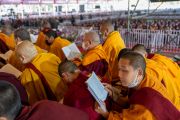 Монахи следят за тем, как Его Святейшество Далай-лама читает сочинение Нагарджуны «Толкование бодхичитты». Бодхгая, штат Бихар, Индия. 29 декабря 2022 г. Фото: Тензин Чойджор (офис ЕСДЛ).
