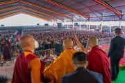 Перед тем как покинуть площадку Калачакры по завершении первого дня учений, Его Святейшество Далай-лама машет рукой собравшимся. Бодхгая, штат Бихар, Индия. 29 декабря 2022 г. Фото: Тензин Чойджор (офис ЕСДЛ).
