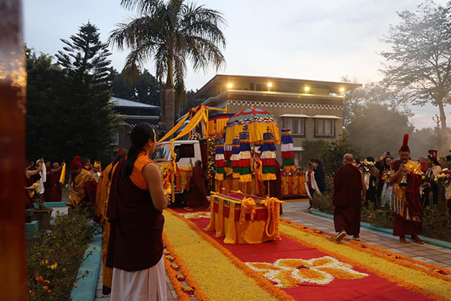 Святое тело Кьябдже Нгор Лудинг Кхенчен Дорджечанга доставлено в монастырь Нгор