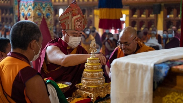 Далай-ламе поднесли молебен о долгой жизни от последователей традиции ньингма