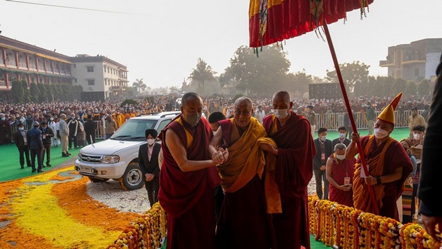 Далай-ламе поднесли молебен о долгой жизни от последователей традиции ньингма