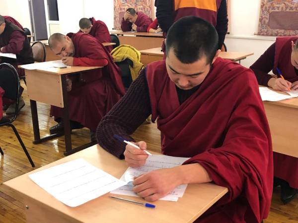 Студенты Буддийского университета приступили к сдаче экзаменов