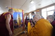 Его Святейшеству Далай-ламе поднесли танку с изображением статуи Будды Майтреи, установленной в Калмыкии