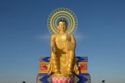 Его Святейшеству Далай-ламе поднесли танку с изображением статуи Будды Майтреи, установленной в Калмыкии