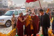 Его Святейшество Далай-лама входит в монастырь Палъюл Намдролинг. Бодхгая, штат Бихар, Индия. 18 января 2023 г. Фото: Тензин Чойджор (офис ЕСДЛ).