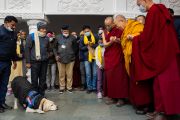 Собака, которая работает в службе безопасности, кланяется Его Святейшеству Далай-ламе, когда он отправляется на церемонию подношения молебна о долгой жизни, организованную в монастыре Палъюл Намдролинг. Бодхгая, штат Бихар, Индия. 18 января 2023 г. Фото: Тензин Чойджор (офис ЕСДЛ).