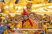 Его Святейшество Далай-лама улыбается участникам молебна о долгой жизни, который ему подносят представители тибетской буддийской традиции ньингма в монастыре Палъюл Намдролинг. Бодхгая, штат Бихар, Индия. 18 января 2023 г. Фото: Тензин Чойджор (офис ЕСДЛ).