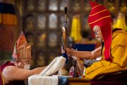 Во время молебна Шечен Рабджам Ринпоче вручает Его Святейшеству Далай-ламе традиционные подношения. Бодхгая, штат Бихар, Индия. 18 января 2023 г. Фото: Тензин Чойджор (офис ЕСДЛ).