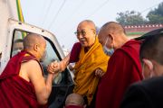 Его Святейшество Далай-лама улыбается людям, собравшимся на молебен о долгой жизни, который ему поднесут представители тибетской буддийской традиции ньингма в монастыре Палъюл Намдролинг. Бодхгая, штат Бихар, Индия. 18 января 2023 г. Фото: Тензин Чойджор (офис ЕСДЛ).
