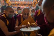 Войдя в монастырь Палъюл Намдролинг, Его Святейшество Далай-лама зажигает масляную лампаду. Бодхгая, штат Бихар, Индия. 18 января 2023 г. Фото: Тензин Чойджор (офис ЕСДЛ).