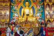 Монахи в ритуальных одеяниях участвуют в молебне о долгой жизни Его Святейшества Далай-ламы, организованном представителями тибетской буддийской традиции ньингма. Бодхгая, штат Бихар, Индия. 18 января 2023 г. Фото: Тензин Чойджор (офис ЕСДЛ).