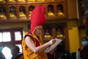 Во время молебна Кунсанг Дечен, настоятель монастыря Намдролинг, читает хвалу Его Святейшеству Далай-ламе. Бодхгая, штат Бихар, Индия. 18 января 2023 г. Фото: Тензин Чойджор (офис ЕСДЛ).