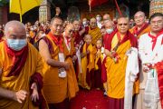 По завершении молебна о долгой жизни, организованного в монастыре Палъюл Намдролинг, Его Святейшество Далай-лама фотографируется со старшими ламами тибетской буддийской традиции ньингма. Бодхгая, штат Бихар, Индия. 18 января 2023 г. Фото: Тензин Чойджор (офис ЕСДЛ).