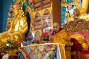 Его Святейшество Далай-лама обращается к участникам молебна о долгой жизни, который ему подносят представители тибетской буддийской традиции ньингма в монастыре Палъюл Намдролинг. Бодхгая, штат Бихар, Индия. 18 января 2023 г. Фото: Тензин Чойджор (офис ЕСДЛ).