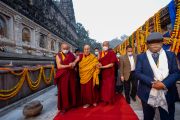Его Святейшество Далай-лама совершает обход вокруг храма Махабодхи. Бодхгая, штат Бихар, Индия. 19 января 2023 г. Фото: Тензин Чойджор (офис ЕСДЛ).