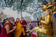 Его Святейшество Далай-лама выражает почтение у статуи Будды на территории храма Махабодхи. Бодхгая, штат Бихар, Индия. 19 января 2023 г. Фото: Тензин Чойджор (офис ЕСДЛ).