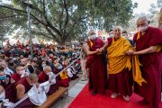 Его Святейшество Далай-лама идет по территории храма Махабодхи. Бодхгая, штат Бихар, Индия. 19 января 2023 г. Фото: Тензин Чойджор (офис ЕСДЛ).
