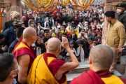 Его Святейшество Далай-лама машет рукой другим паломникам, прибывшим в храм Махабодхи. Бодхгая, штат Бихар, Индия. 19 января 2023 г. Фото: Тензин Чойджор (офис ЕСДЛ).