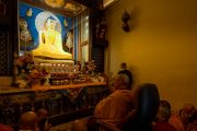 Его Святейшество Далай-лама участвует в молебне перед статуей Будды в храме Махабодхи. Бодхгая, штат Бихар, Индия. 19 января 2023 г. Фото: Тензин Чойджор (офис ЕСДЛ).