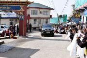 Местные жители встречают Его Святейшество Далай-ламу, когда его кортеж проезжает по дороге Ганчен Кьишонг. Дхарамсала, штат Химачал-Прадеш, Индия. 23 января 2023 г.