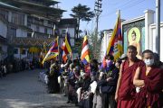 Верующие встречают Его Святейшество Далай-ламу, который возвращается в свою официальную резиденцию в Дхарамсале. Штат Химачал-Прадеш, Индия. 23 января 2023 г.