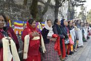 Верующие встречают Его Святейшество Далай-ламу, который возвращается в свою официальную резиденцию в Дхарамсале. Штат Химачал-Прадеш, Индия. 23 января 2023 г.