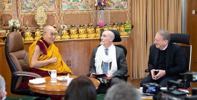 Фоторепортаж. Далай-лама принял участие в диалоге «Лидерство и счастье»