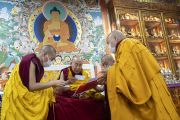Его Святейшество Далай-лама дает имена монахам и монахиням, которые приняли обеты. Дхарамсала, штат Химачал-Прадеш, Индия. 2 марта 2023 г. Фото: Тензин Чойджор (офис ЕСДЛ).