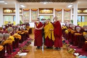 Его Святейшество Далай-лама прибывает на церемонию дарования монашеских обетов послушникам и послушницам, собравшимся в его резиденции. Дхарамсала, штат Химачал-Прадеш, Индия. 2 марта 2023 г. Фото: дост. Тензин Сангпо.