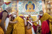 Его Святейшество Далай-лама благословляет принявших обеты монахов и монахинь. Дхарамсала, штат Химачал-Прадеш, Индия. 2 марта 2023 г. Фото: Тензин Чойджор (офис ЕСДЛ).