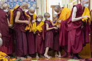 Кандидаты в монахи ожидают своей очереди во время церемонии дарования монашеских обетов. Дхарамсала, штат Химачал-Прадеш, Индия. 2 марта 2023 г. Фото: Тензин Чойджор (офис ЕСДЛ).