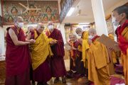 По завершении церемонии Его Святейшество Далай-лама покидает зал, предназначенный для дарования монашеских обетов. Дхарамсала, штат Химачал-Прадеш, Индия. 2 марта 2023 г. Фото: Тензин Чойджор (офис ЕСДЛ).